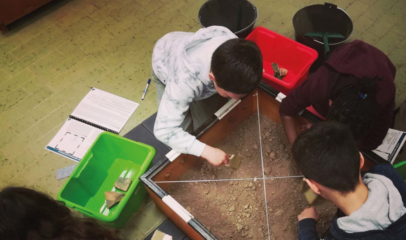 Enquête archéologique au châteaufort Classes Patrimoine